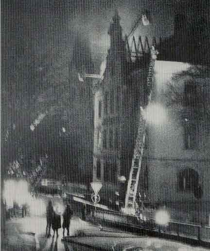 Nachtaufnahme des brennenden Amtsgerichtsgebudes 